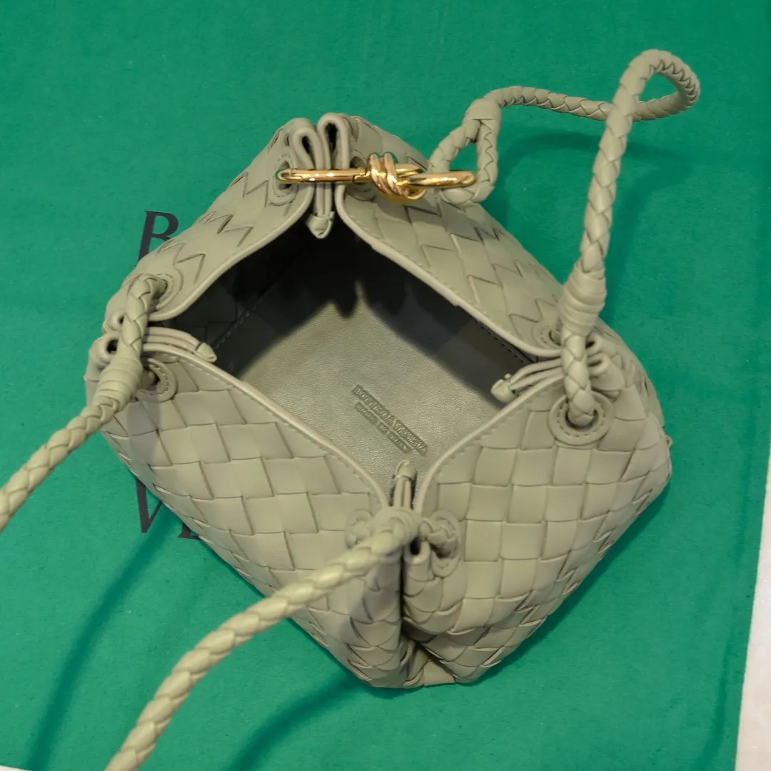 Batch 1760 BV home is new! Andiamo combines Bottega Veneta archives parachute handbags to inherit retro elements and integrate modern trends. The same style as Shu Qi's Beijing Night. It is a continuation of the classic bag. It has three functions: hand carry, shoulder and cross-body. It is embellished with metal brass knot buckles. The capacity of the small one is amazing. It can easily hold sunglasses in a box/small bottle of water/powder powder/charger and other daily necessities when going out. The upper body is versatile. Style number: 6569 Size: 21*17*16.5cm